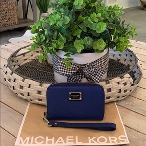 Micheal kors wallet/wristlet
